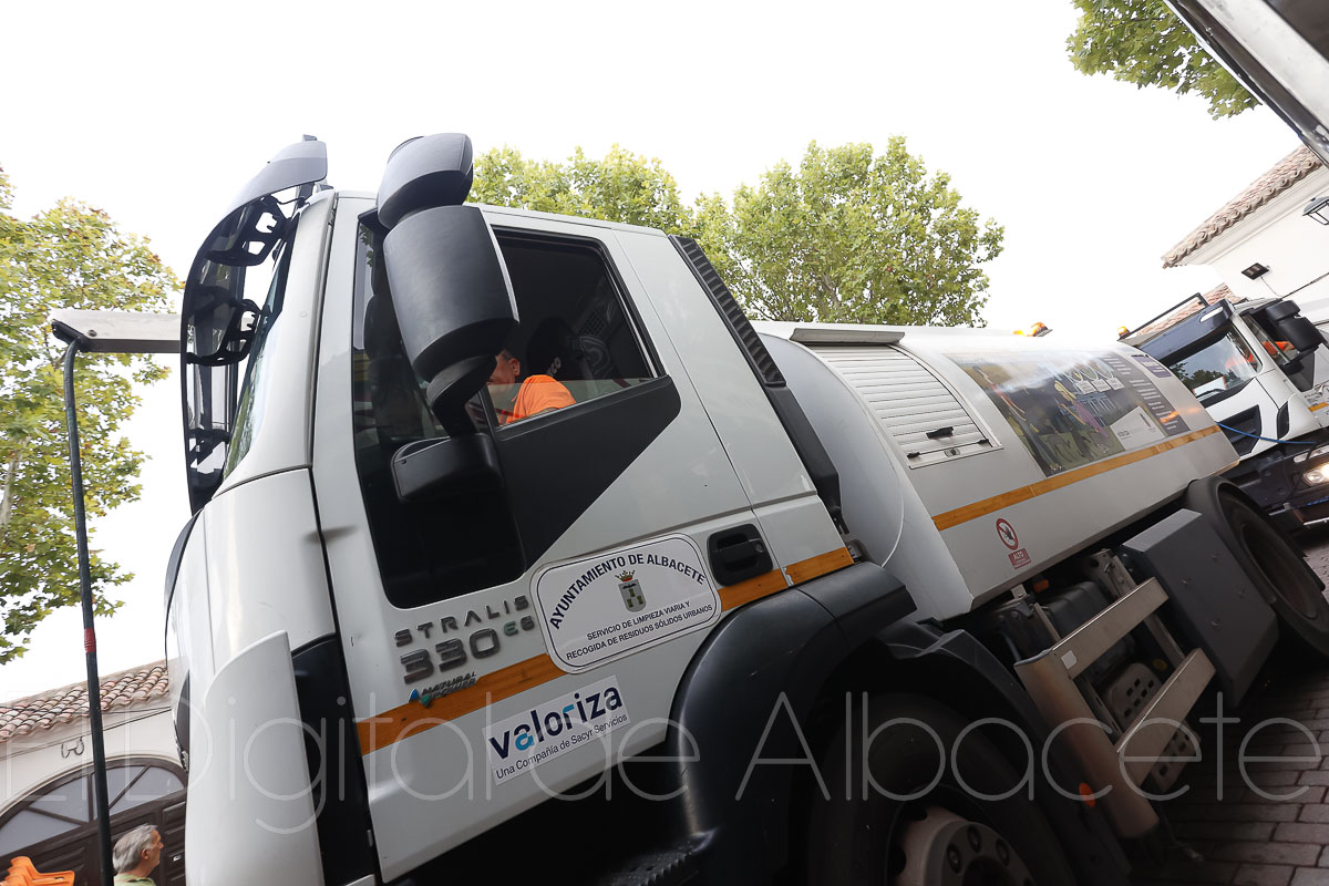 Servicio de limpieza en la Feria de Albacete / Fotos: Ángel Chacón