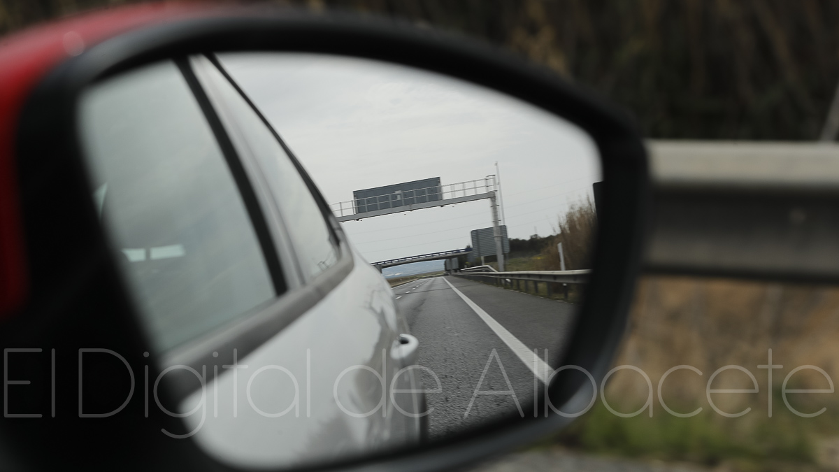 Coche en una carretera de Albacete / Foto de archivo