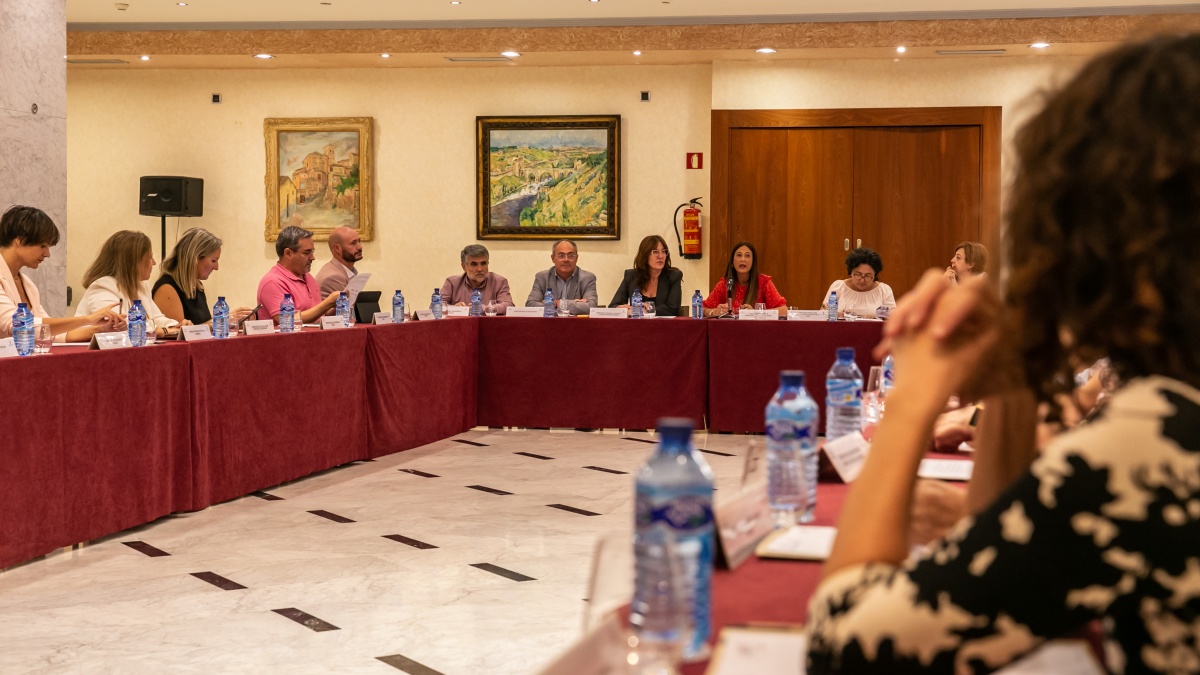 La consejera de Igualdad y portavoz del Gobierno regional, Blanca Fernández, preside la reunión del Consejo Regional de las Mujeres. (Fotos: D. Esteban González // JCCM)