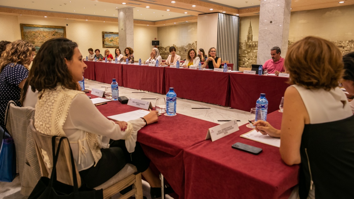 La consejera de Igualdad y portavoz del Gobierno regional, Blanca Fernández, preside la reunión del Consejo Regional de las Mujeres. (Fotos: D. Esteban González // JCCM)