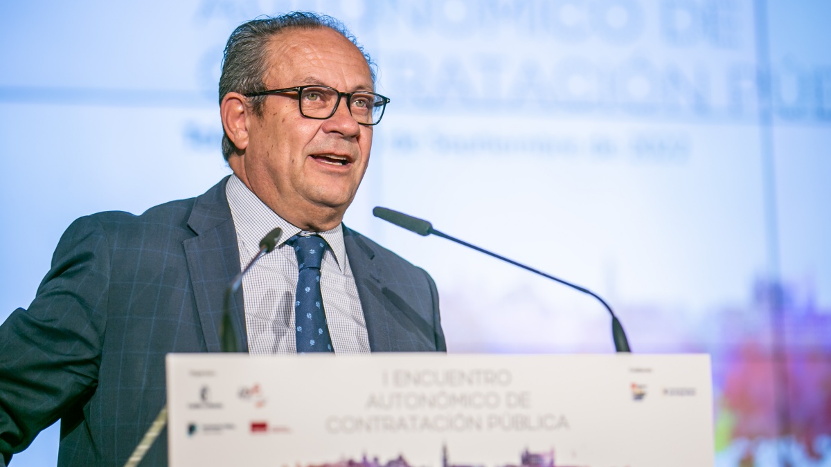 El consejero de Hacienda y Administraciones Públicas, Juan Alfonso Ruiz Molina, inaugura el I Encuentro Autonómico de Contratación Pública. (Fotos: D. Esteban González // JCCM)