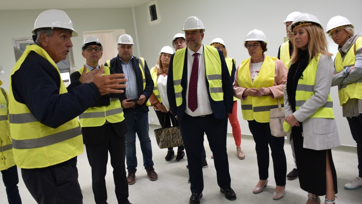 El vicepresidente ha visitado el área quirúrgica del nuevo hospital junto a los profesionales de este servicio / JCCM