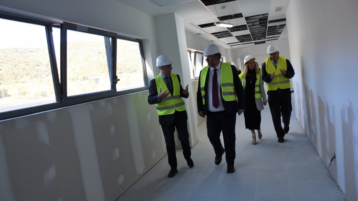 El vicepresidente ha visitado el área quirúrgica del nuevo hospital junto a los profesionales de este servicio / JCCM