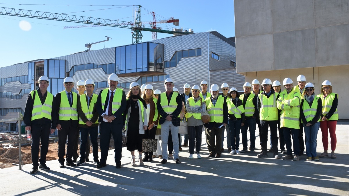 El vicepresidente ha visitado el área quirúrgica del nuevo hospital junto a los profesionales de este servicio / JCCM