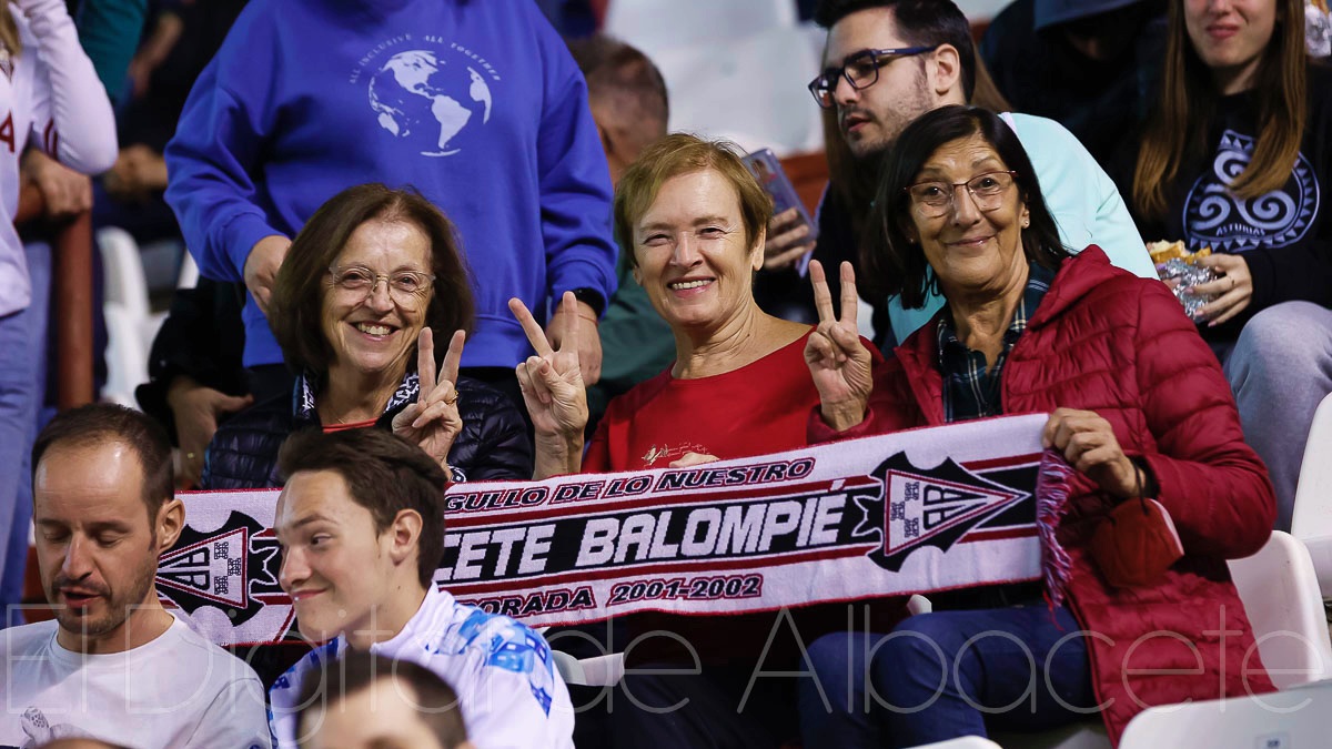 Afición del Albacete ante el Oviedo