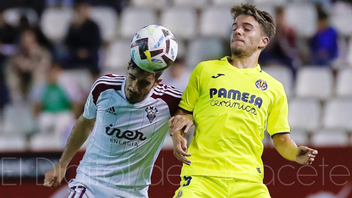 Julio Alonso en un lance del Albacete - Villarreal