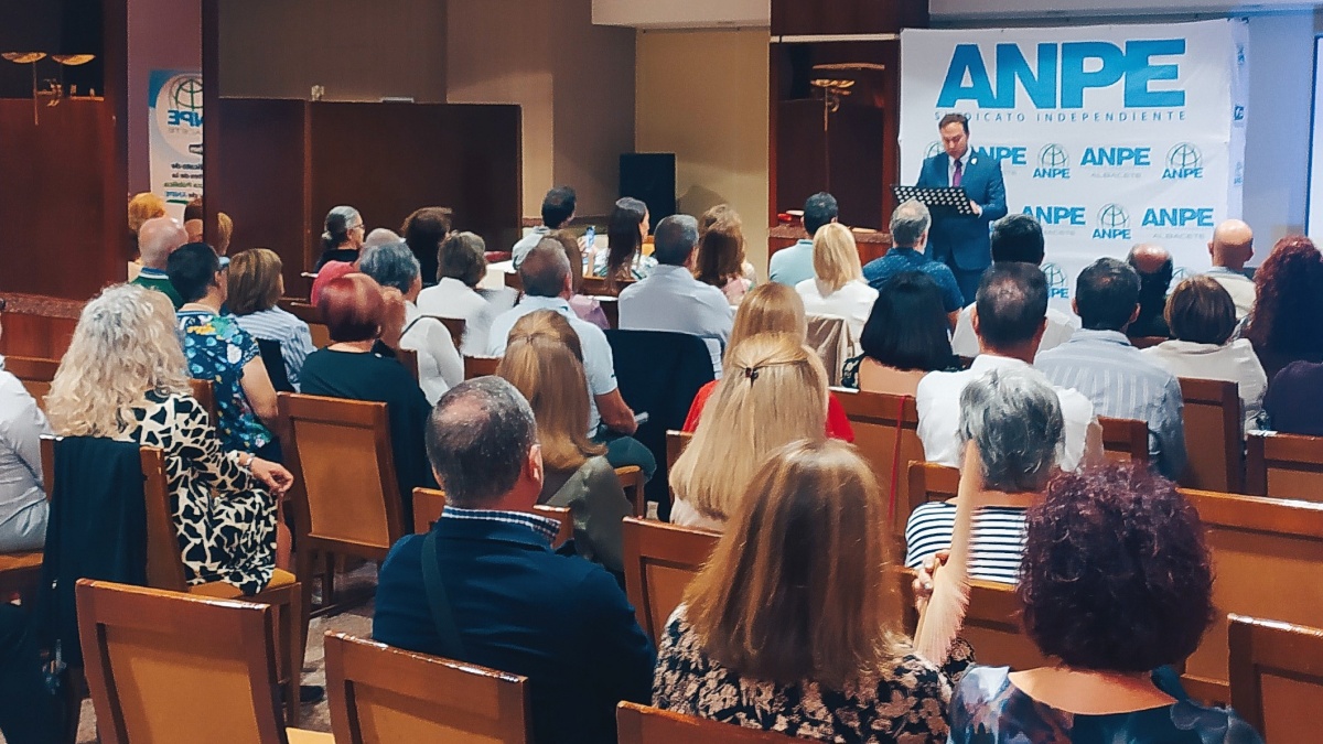ANPE realiza en Albacete un acto para homenajear y reconocer la labor de decenas de docentes jubilados / Foto: ANPE