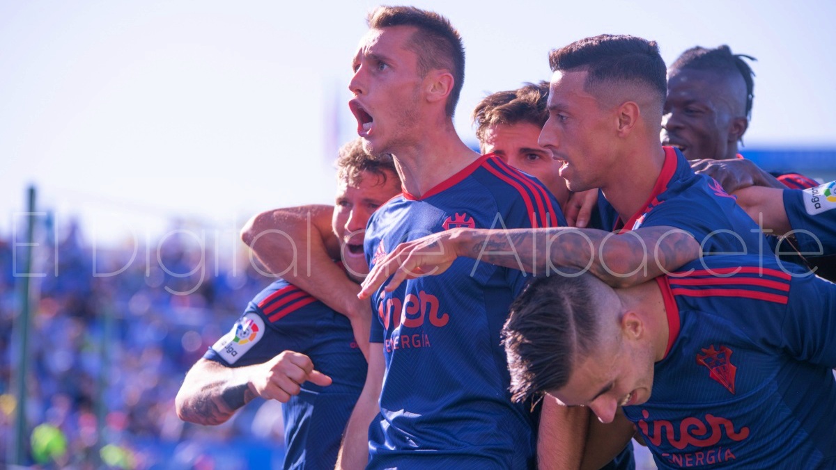 Dubasin celebra un gol con el Albacete Balompié
