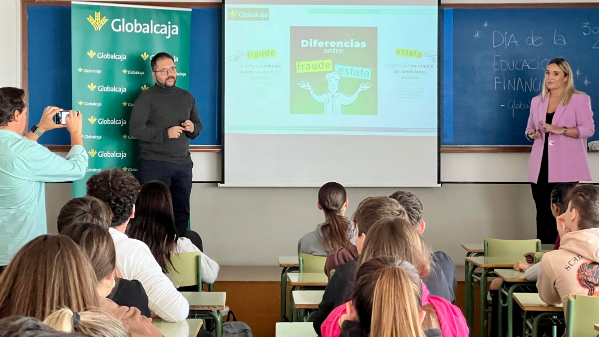 Globalcaja imparte un taller de prevención de fraudes online en un instituto de Albacete con motivo del Día de la Educación Financiera / Globalcaja