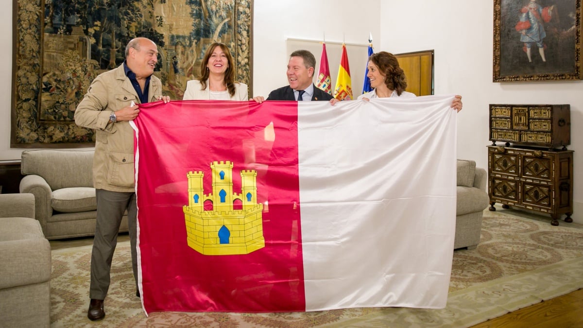 El presidente de Castilla-La Mancha recibe a Ester Arriero, participante en el Reto Pelayo Vida / JCCM