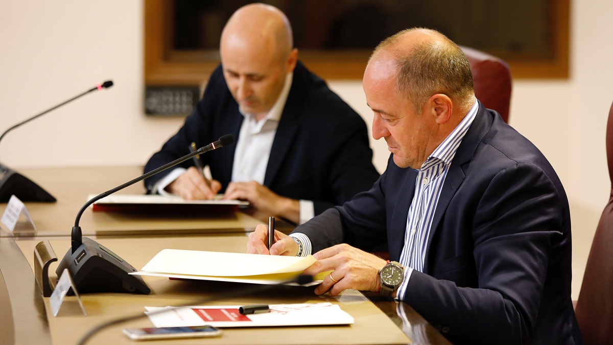 Firma del convenio entre el Ayuntamiento de Albacete y la Confederación Hidrográfica del Júcar / Foto de archivo Ayto. Albacete