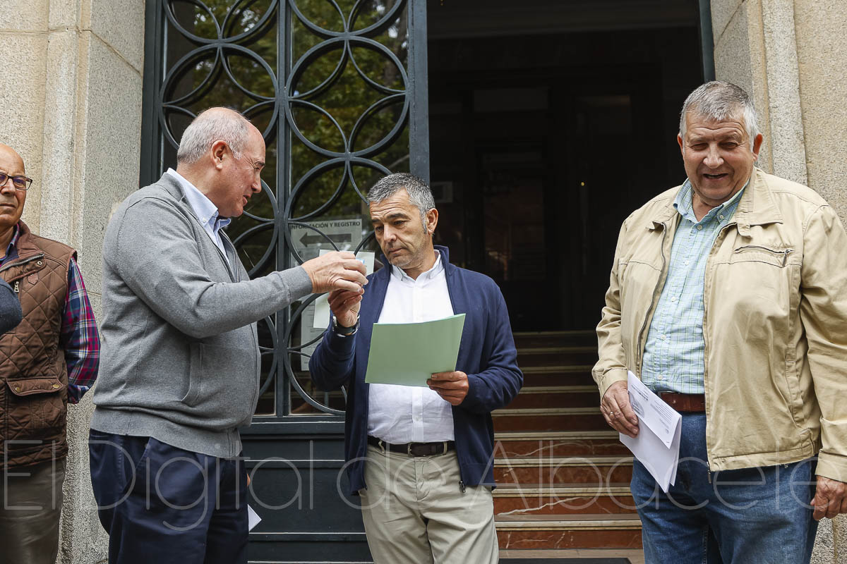El subdelegado del Gobierno en Albacete, Miguel Juan Espinosa, recibía las llaves de las explotaciones de estos agricultores / Foto: Ángel Chacón