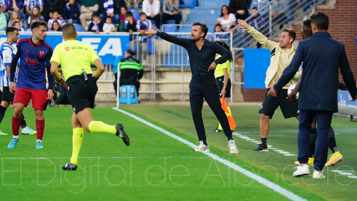 Albés dando instrucciones a los jugadores del Albacete en Mendizorroza