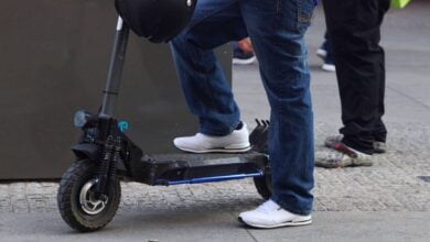 Un patinete eléctrico en Albacete - Foto de archivo