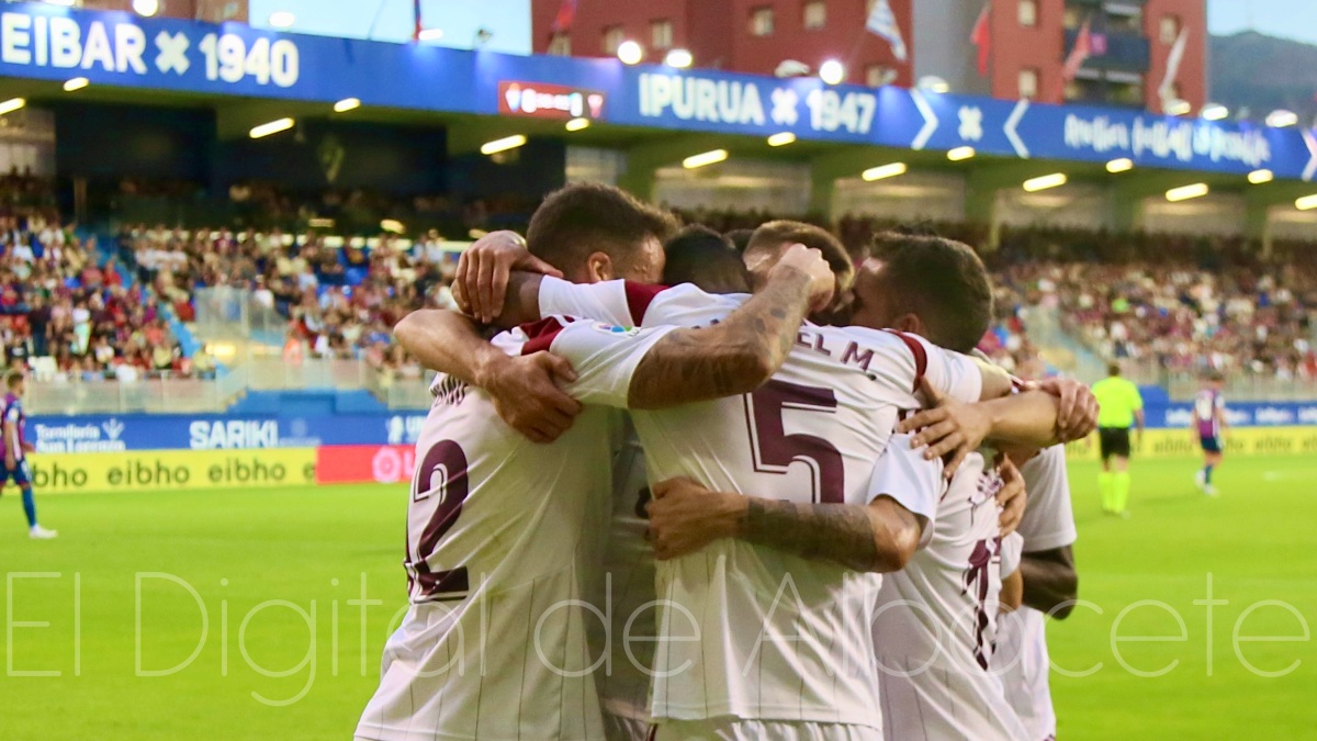El Albacete celebrando el 0-1 en Éibar