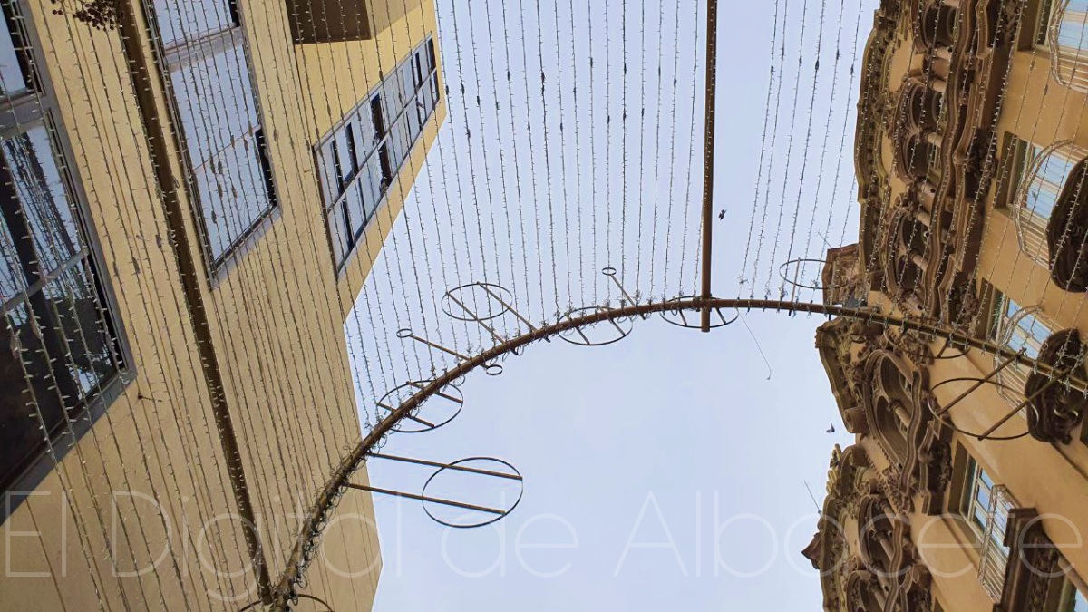 Las bombillas van ganando metros en la estructura especial de la calle Ancha de Albacete de cara a Navidad