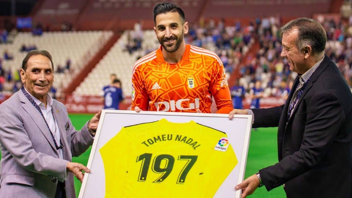 Tomeu Nadal, homenajeado antes del Albacete - Oviedo