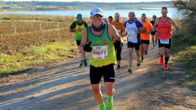 Corredores por la Laguna de Pétrola (Albacete) / Foto de archivo