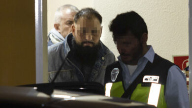 Agentes de la Policía Nacional trasladan a uno de los detenidos (c) tras el atropello mortal de cuatro personas en Torrejón, este domingo en Toledo. EFE/Ángeles Visdómine