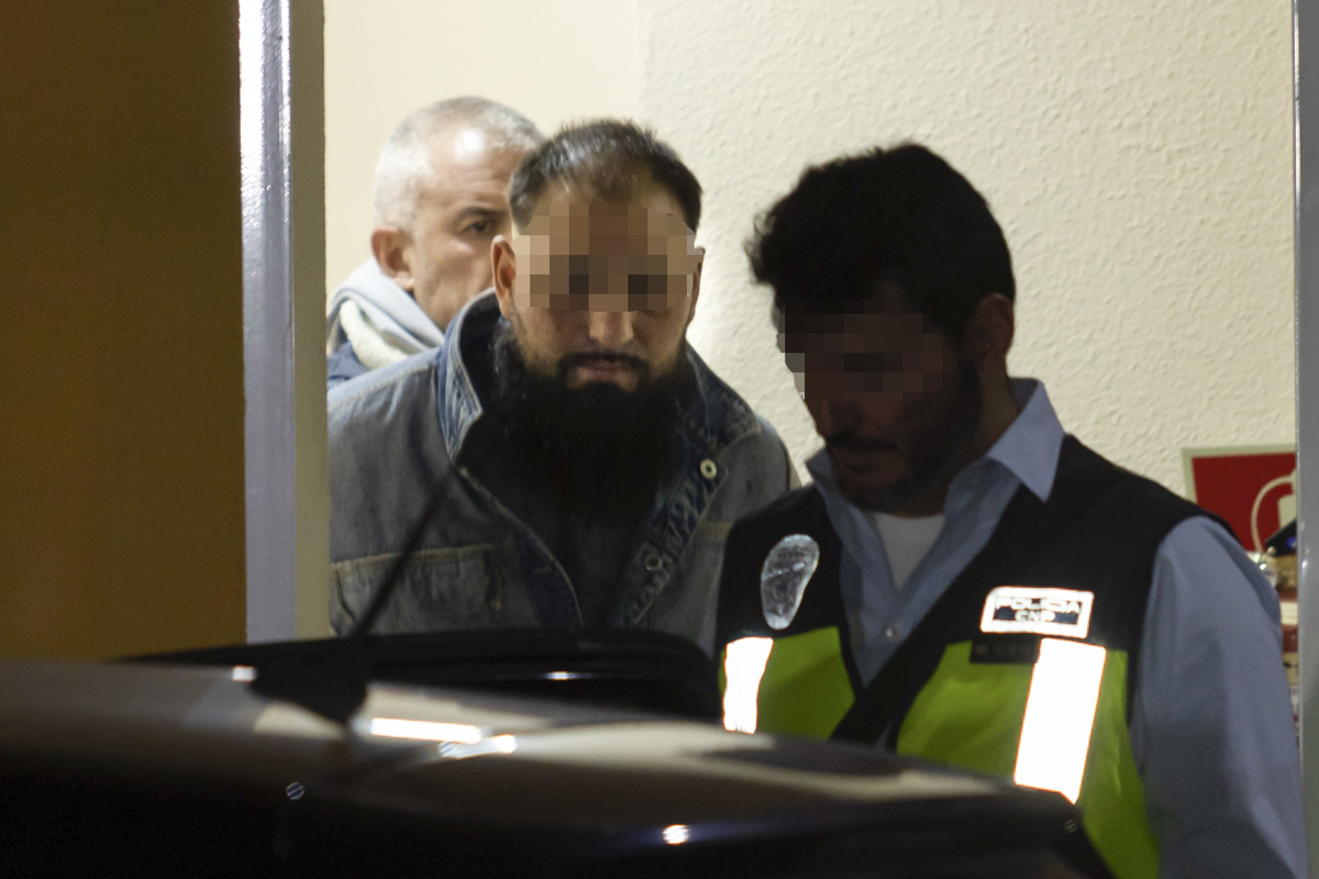 Agentes de la Policía Nacional trasladan a uno de los detenidos (c) tras el atropello mortal de cuatro personas en Torrejón, este domingo en Toledo. EFE/Ángeles Visdómine