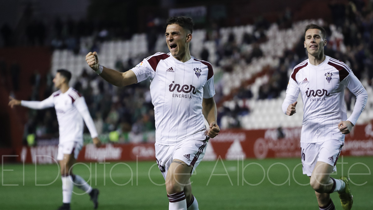 Juan María Alcedo celebra su golazo con el Albacete ante el Racing