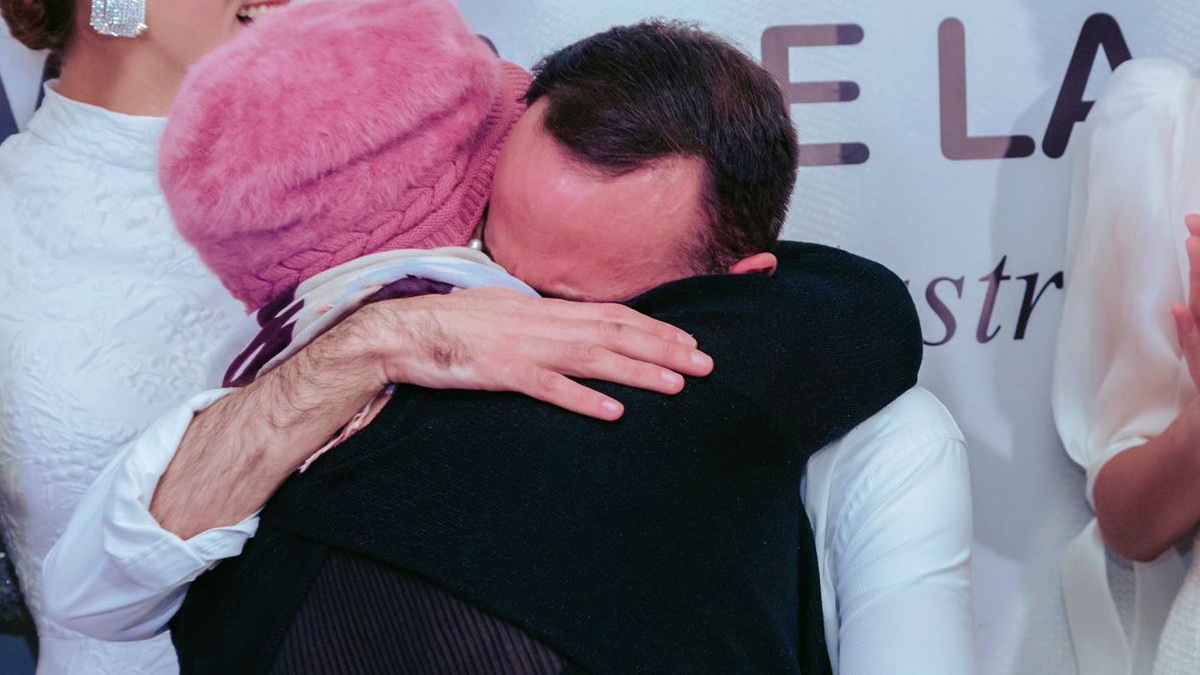 Edgar Molina, diseñador de Albacete, abraza a su madre - Foto: Cedida Edgar Molina