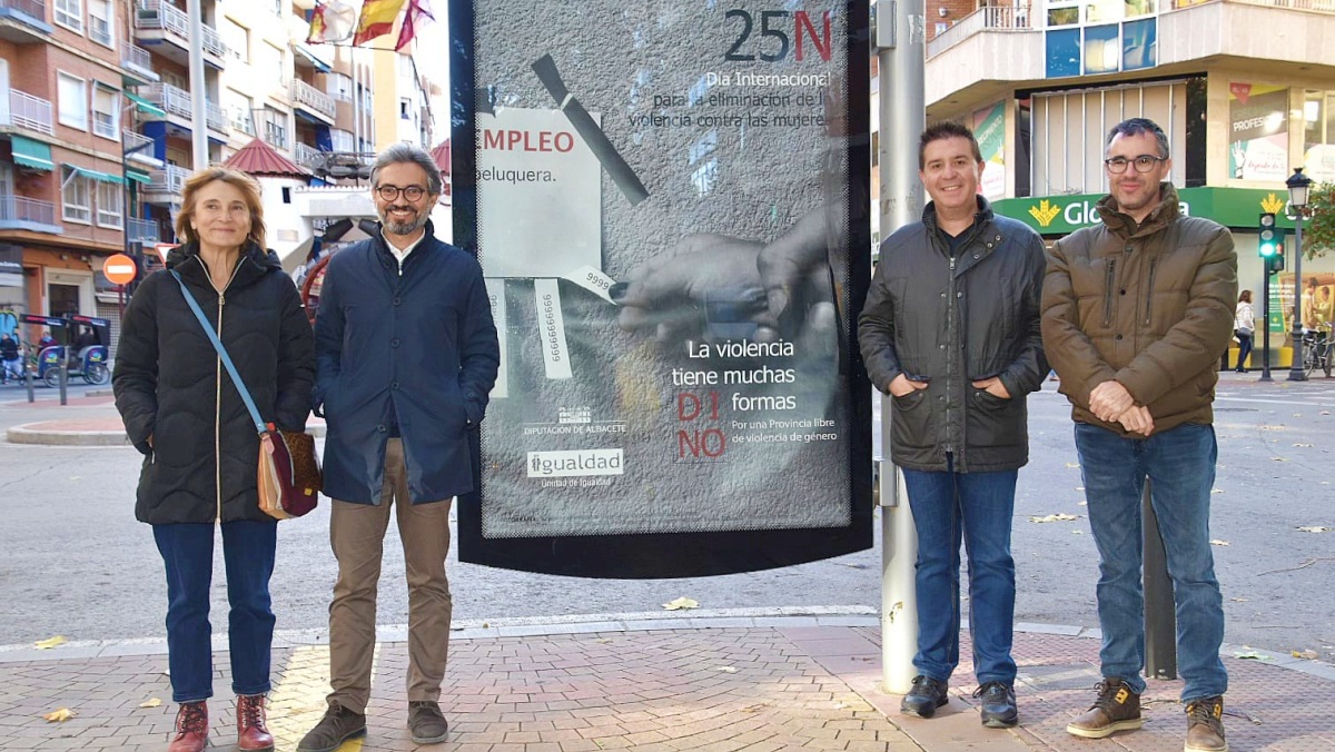 El presidente de Diputación de Albacete, junto al diputado de Igualdad y los técnicos de la Unidad de Igualdad