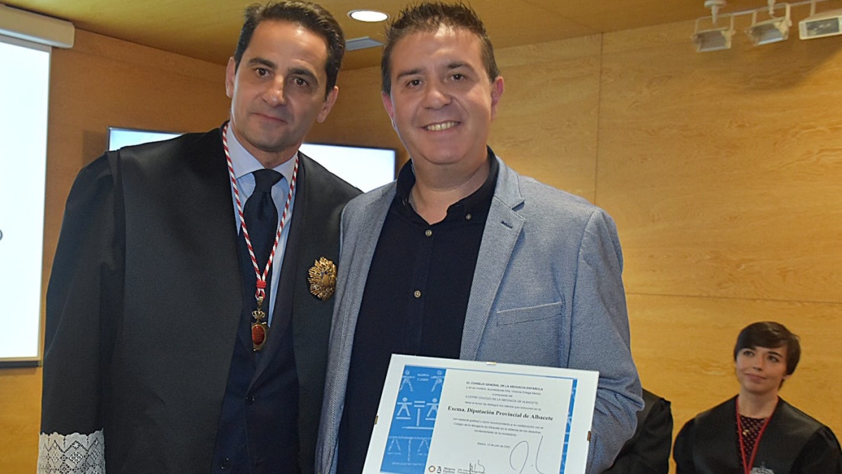 El presidente de la Diputación, Santi Cabañero, posa con el reconocimiento recibido, junto al decano del Ilustre Colegio de la Abogacía de Albacete, Albino Escribano