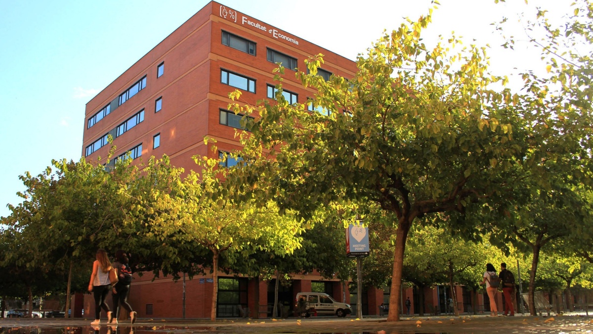 Una de las facultades de la Universidad de Valencia / UV (Foto de ARCHIVO) EUROPA PRESS