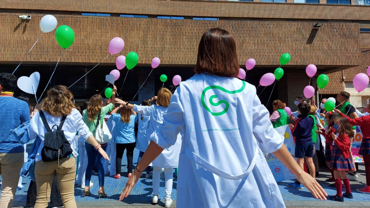 Voluntarios de la AECC en el Hospital de Albacete - Foto: AECC