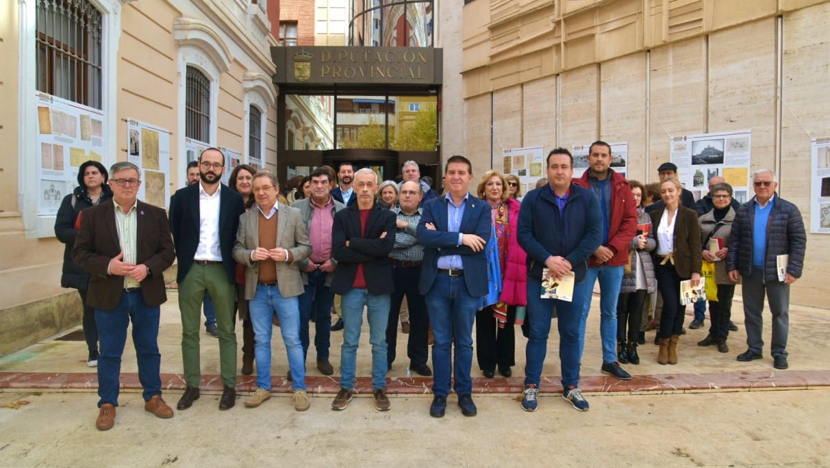 Foto de grupo en la apertura de la exposicion Guardianes de la Memoria sobre los Archivos de la provincia de Albacete