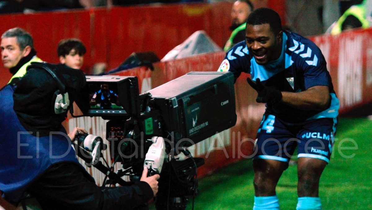 Bela celebra un gol en la última visita del Albacete al Nuevo los Cármenes de Granada