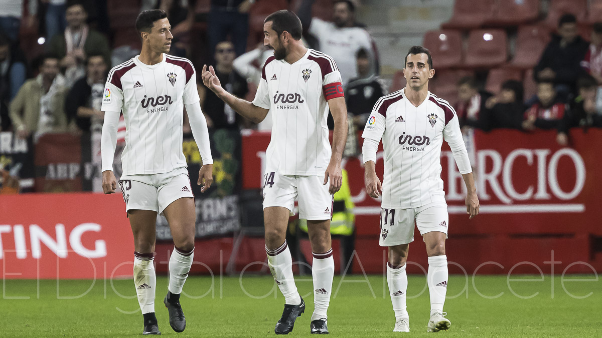 Rubén Martínez, a la derecha de la imagen, se marcha del Albacete Balompié