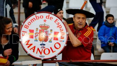 Manolo 'El del Bombo' en Albacete animando a España