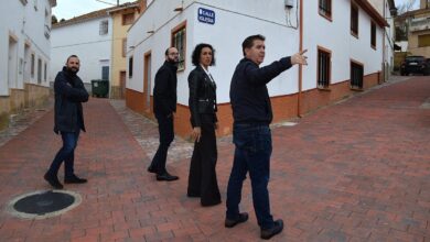 Un momento de la visita a la calle la Iglesia de Higueruela, vía que ha experimentado diferentes mejoras gracias al Plan de Obras y Servicios de la Diputación