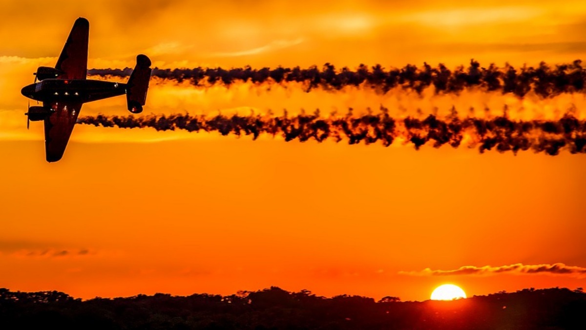 Un avión emite estelas de condensación durante su vuelo - PIXABAY - Albacete