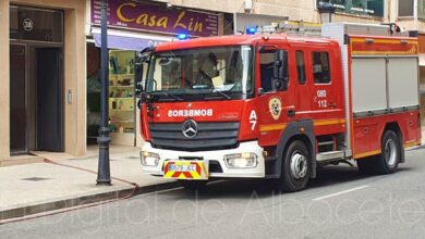 Bomberos de Albacete achican agua en un edificio de la calle Rosario