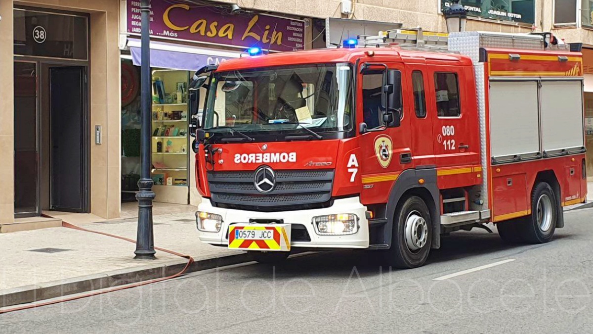 Bomberos de Albacete achican agua en un edificio de la calle Rosario