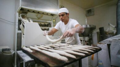 Un panadero realizando su trabajo / Foto: Carlos Castro - Europa Press / Albacete