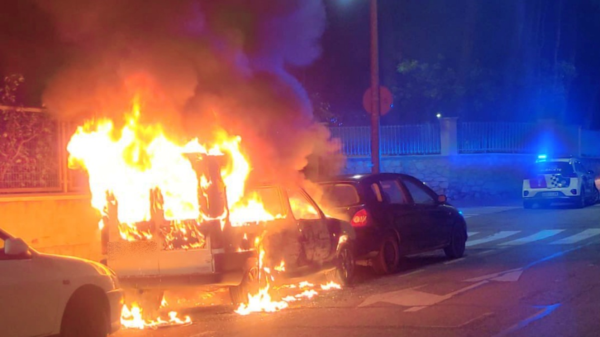 Furgoneta ardiendo en Albacete - Foto: Policía Local