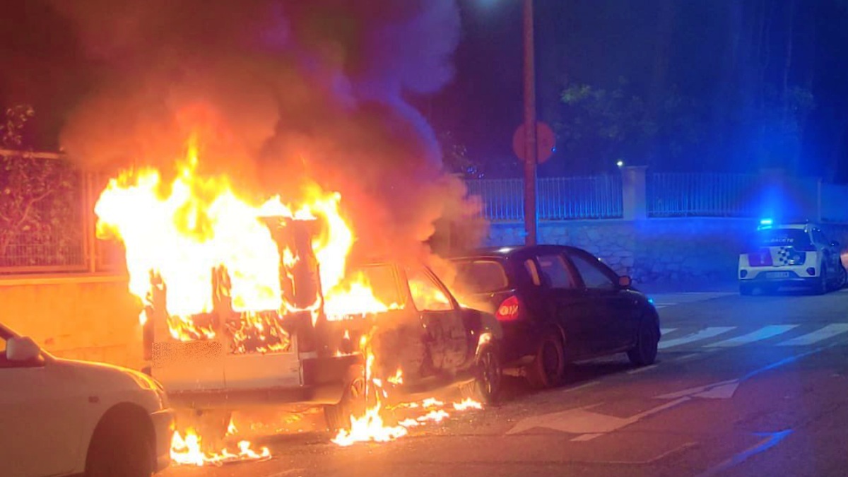 Furgoneta ardiendo en Albacete - Foto: Policía Local