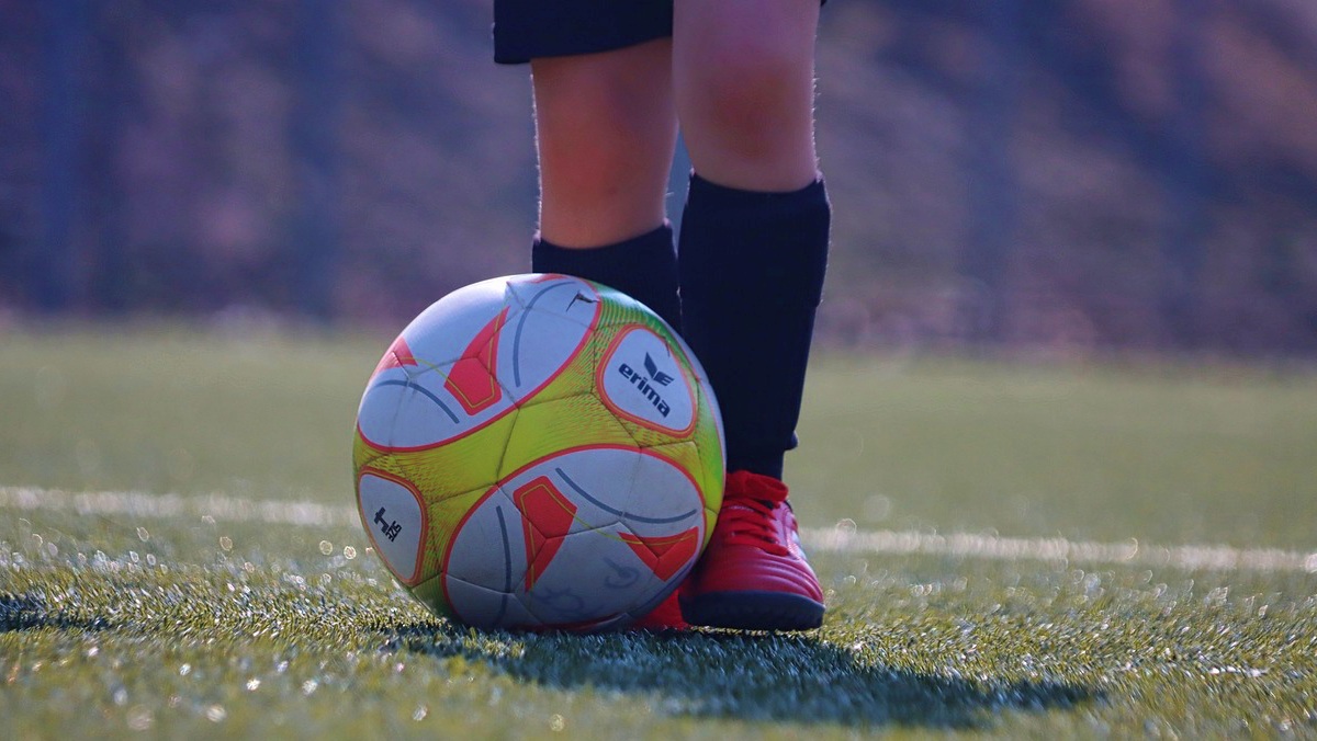Un niño juega con la pelota - Albacete - Pixabay - Foto de archivo