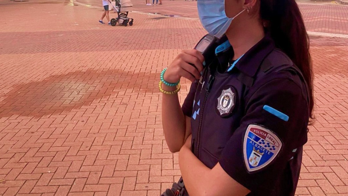 Una agente de la Policía Local de Albacete en la zona del Recinto Ferial - Foto de archivo