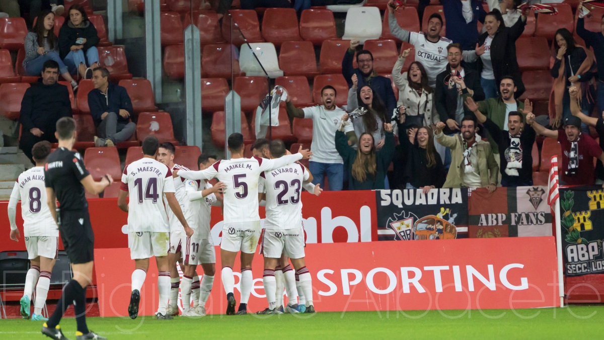 El Albacete celebra el 1-1 en El Molinón