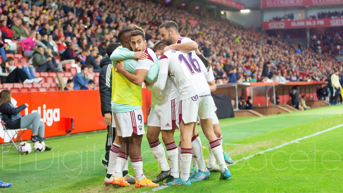 El Albacete celebra el 1-2 en Gijón