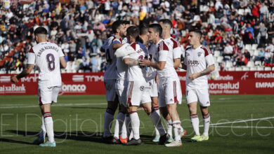 Los jugadores del Albacete abrazan a Manu Fuster tras anotar el 3-0
