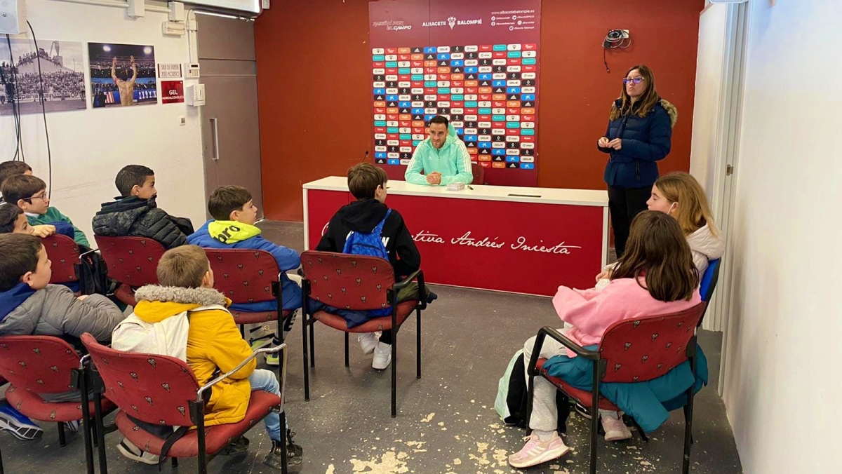 El futbolista Higinio Marín ha sido el encargado de recibir a los niños y a las niñas de San Pedro