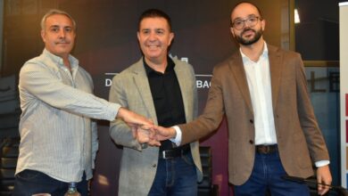 El presidente de la Diputación y los portavoces de los Grupos de PSOE y UP IU se estrechan las manos tras firmar el acuerdo de cara al proyecto de Presupuestos Provinciales para 2023