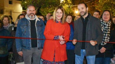 El vicepresidente de la Diputación, Fran Valera, junto a la alcaldesa, Isabel Belén Iniesta, momentos antes de cortar la cinta inaugural