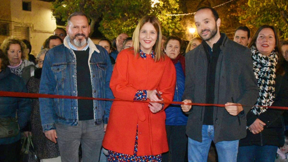 El vicepresidente de la Diputación, Fran Valera, junto a la alcaldesa, Isabel Belén Iniesta, momentos antes de cortar la cinta inaugural
